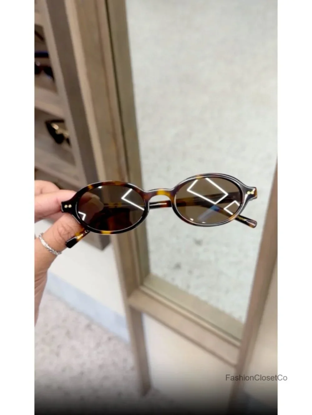 Vintage-Inspired Oval Sunglasses with Lightweight Frame and 100% UV Protection